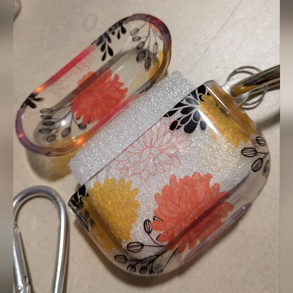 Bundle of Floral Airpod 3 cases - Picture 5 of 5